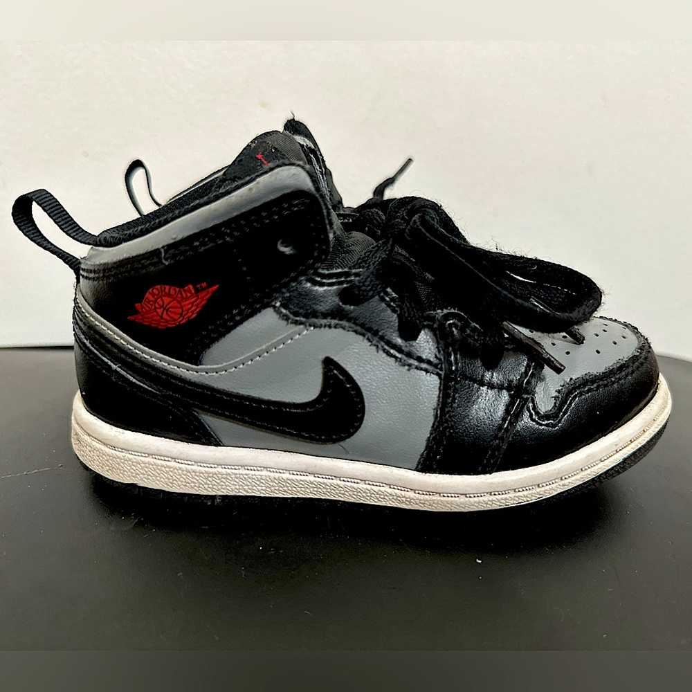 Air Jordan 1 Mid ‘Black, Particle Grey & Gym-Red’
